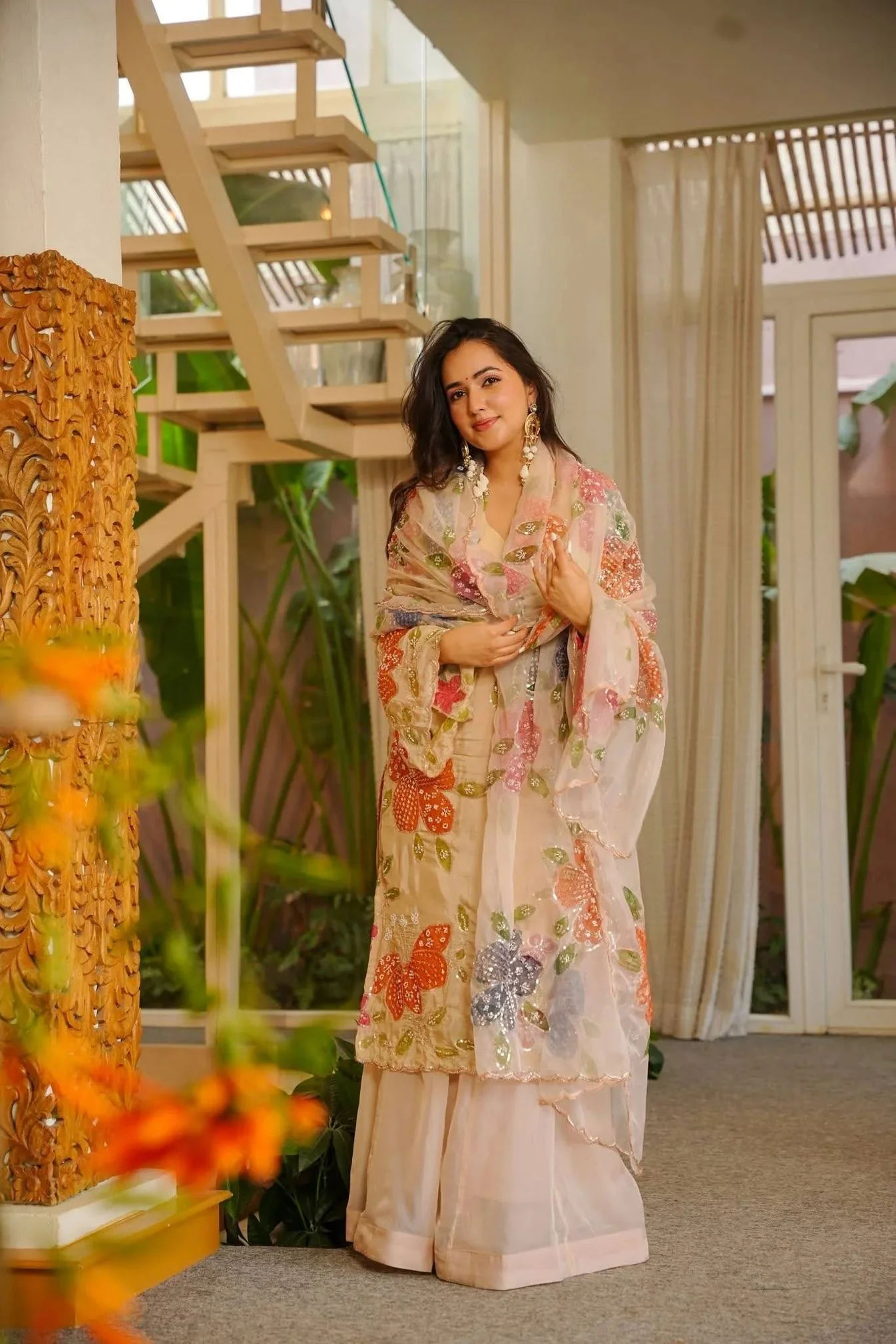 Floral Elegance The Ultimate Chic Suit Experience - Image 3