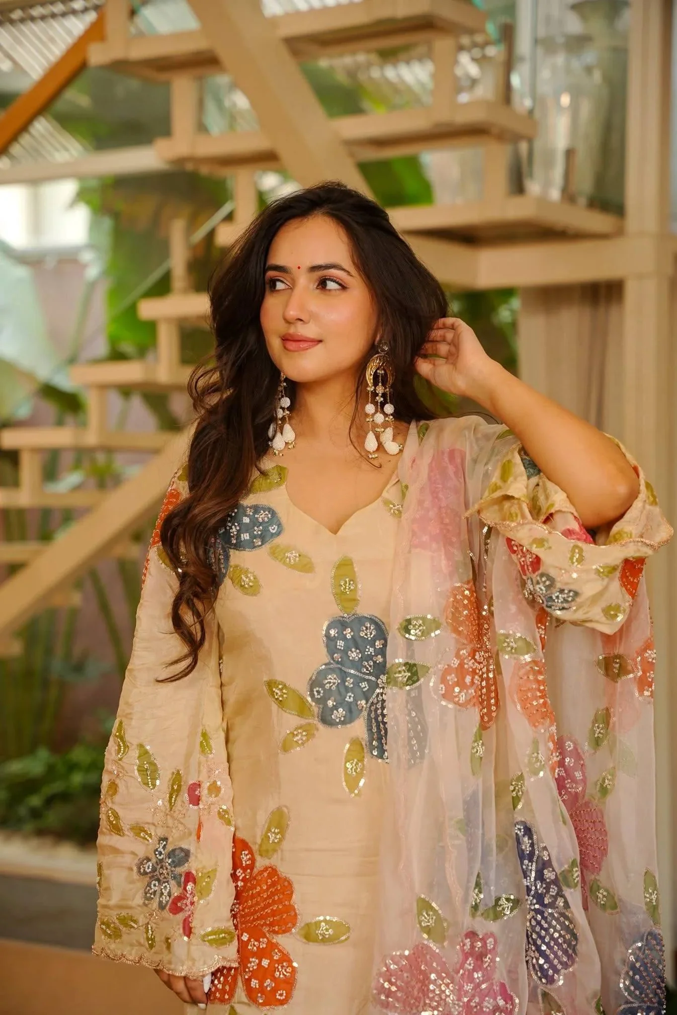 Floral Elegance The Ultimate Chic Suit Experience - Image 2