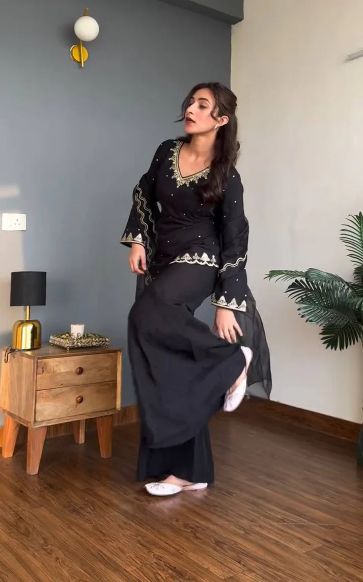 Elegant Noir Ensemble for Every Special Occasion - Image 3